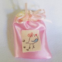 Sacchetti portaconfetti in satin rosa: la bomboniera dipinta a mano a tema 'uccellini'